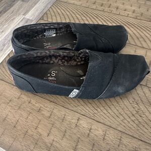 Used and well worn women’s BOBS shoes, size 6